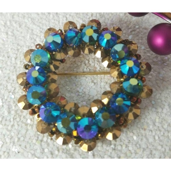 Signed HOBE Aurora Borealis Sequin-Style Brooch– Vintage 60s Designer Jewelry - Picture 6 of 6
